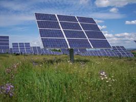 Les modules photovoltaïques sur le mât suivent constamment la trajectoire du soleil afin de capter un maximum d'énergie lumineuse. Installation photovoltaïque avec Tracker