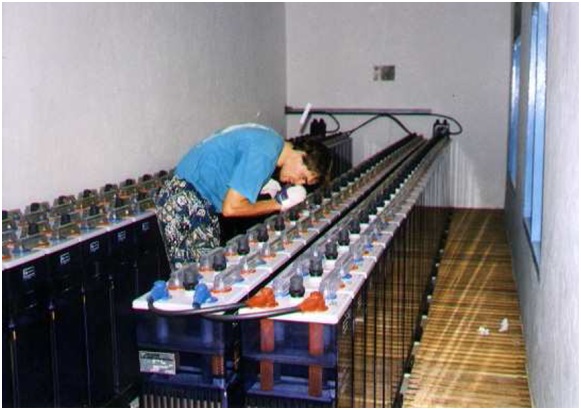 Mise à niveau du volume d'eau des batteries acide-plomb Mise à niveau du volume d'eau des batteries acide-plomb